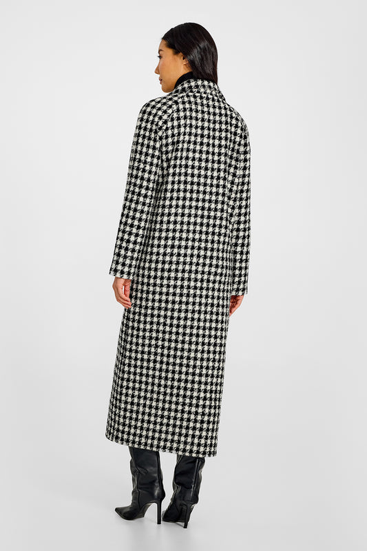 Sentaler Tweed Raglan Sleeve Black and White Houndstooth Coat in Tweed Suri Alpaca wool. Seen from back on female model.