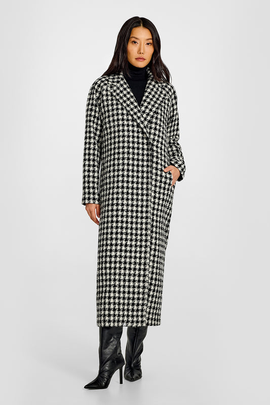 Sentaler Tweed Raglan Sleeve Black and White Houndstooth Coat in Tweed Suri Alpaca wool. Seen from front on female model.